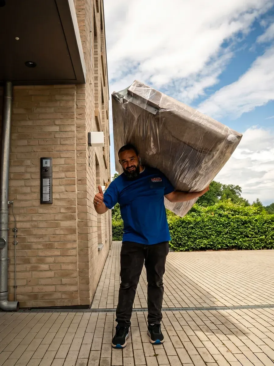Umzugshelfer in Hannover beim Möbeltransport – Umzugsmeister Wolters Seniorenumzug in Hannover – Umzugsmeister Wolters