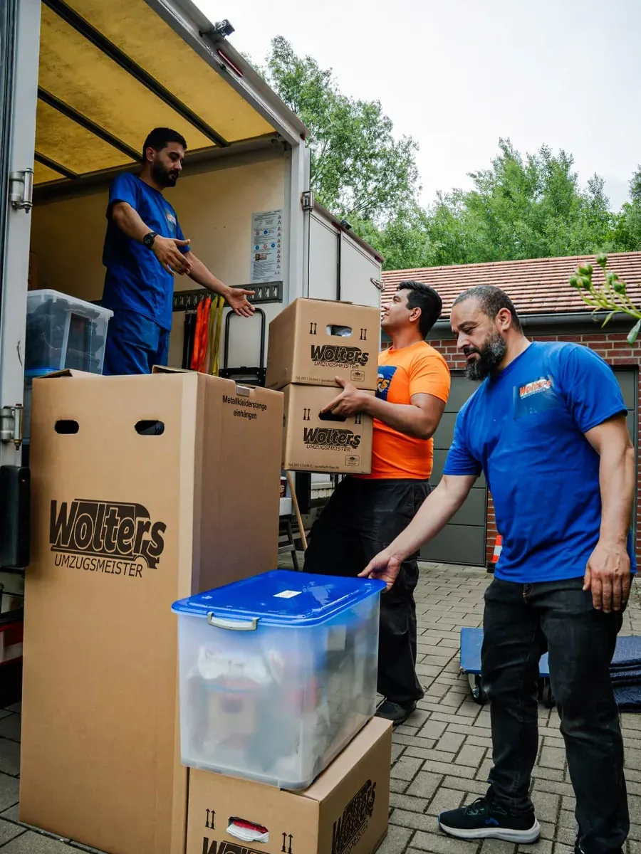 Umzugskartons im Lkw von Umzugsmeister Wolters Umzugskartons werden in den Lkw von Umzugsmeister Wolters geladen