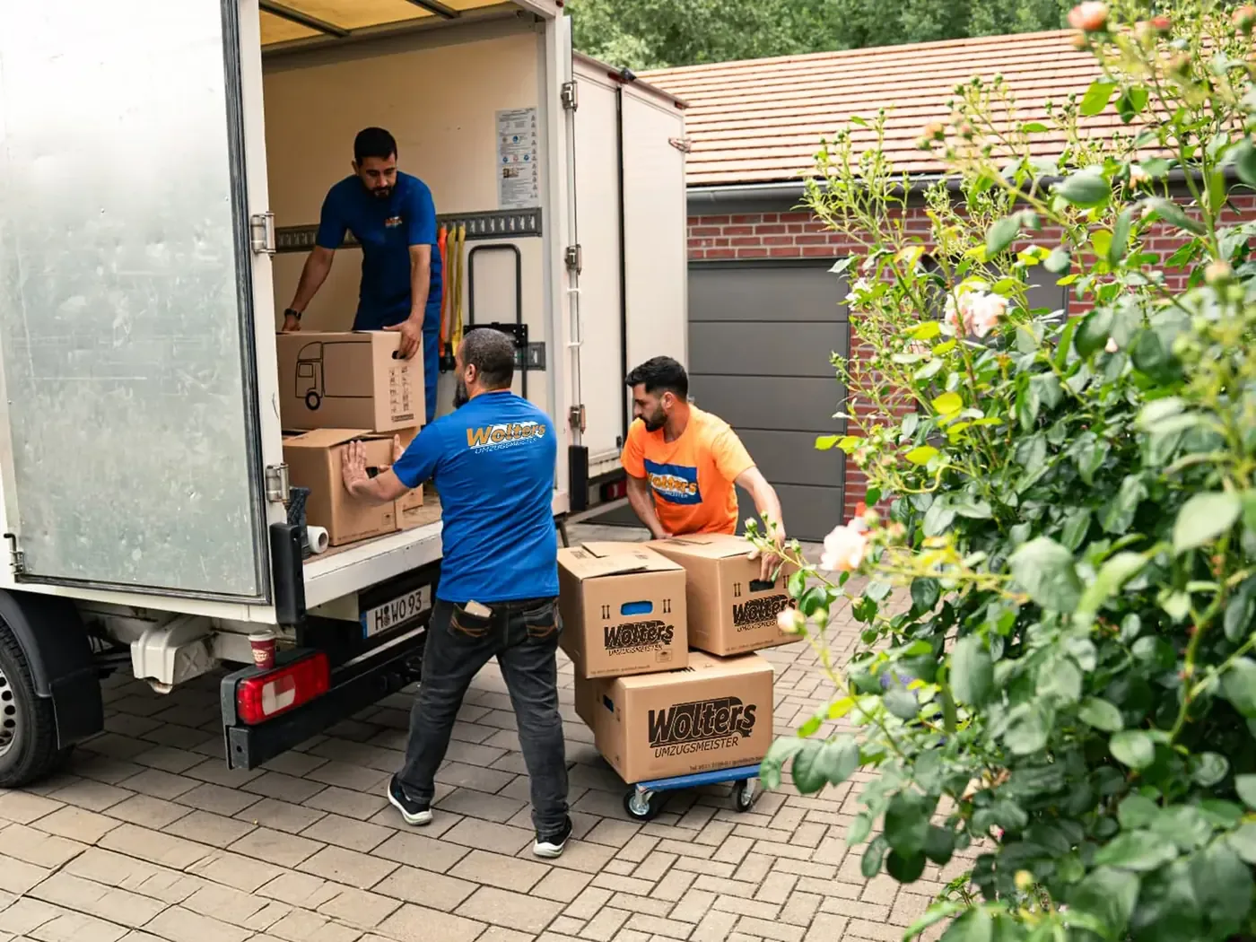 Das Team von Umzugsmeister Wolters beim Entladen